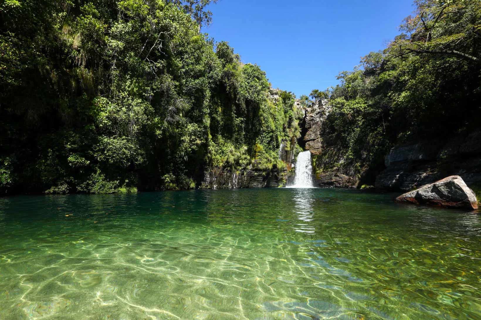 Cachoeira cercada pela natureza